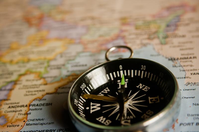 Boussole sur une carte