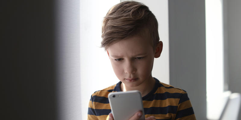 CHILD, SAD, SMARTPHONE