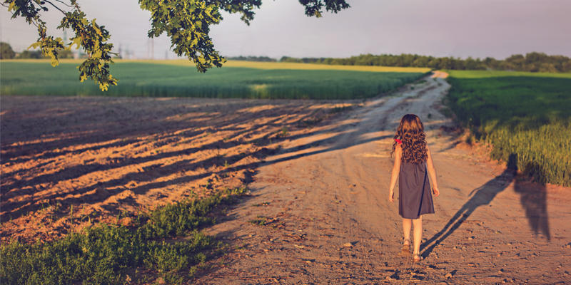 Ombe d'une jeune fille marchant sur chemin