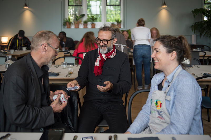 web3-food-for-soul-massimo-bottura-chef-simon-owen-red-photographic-2.jpg - Aleteia.org - Italiano