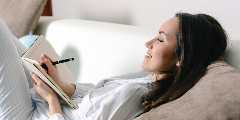 WEB3;WOMAN;WRITING;DIARY;NOTEBOOK;Shutterstock_777998047;KS01