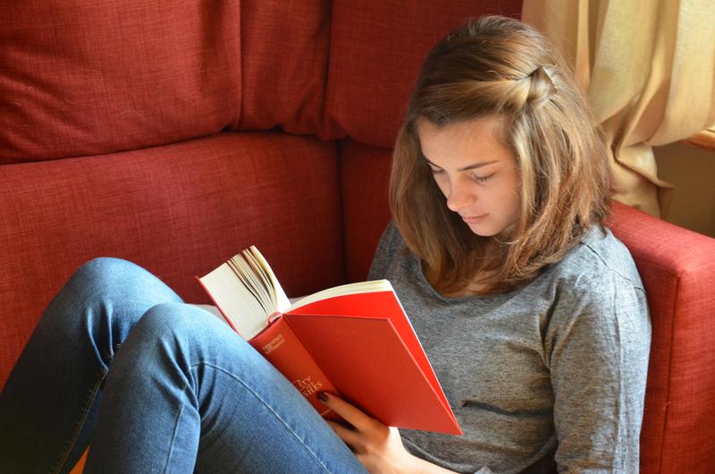 Jeune fille lit un livre