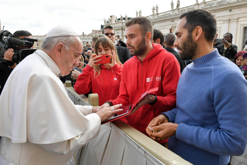 POPE LAUNCHES XMAS FACTS IN SAINT PETER SQUARE