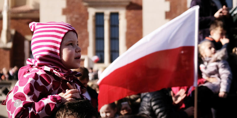 DZIECKO Z FLAGĄ