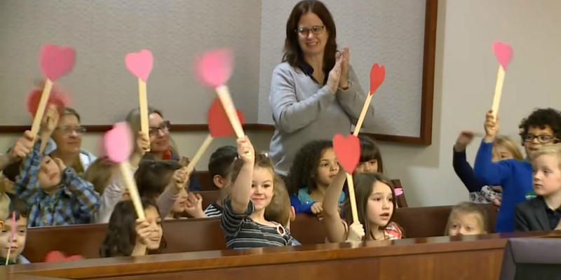 Elèves de maternelle au palais de justice