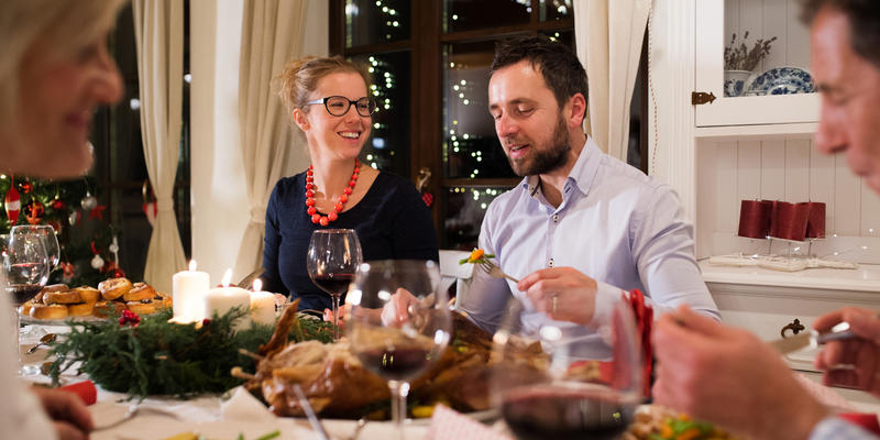 Famille lors d'un dîner de Noël