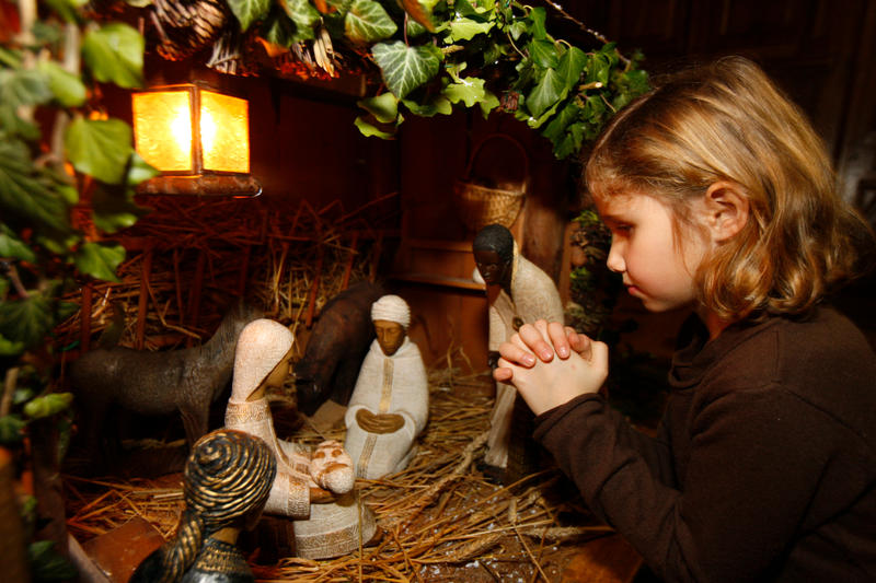 enfant devant crèche de noel