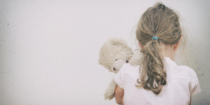 Petite fille pleure