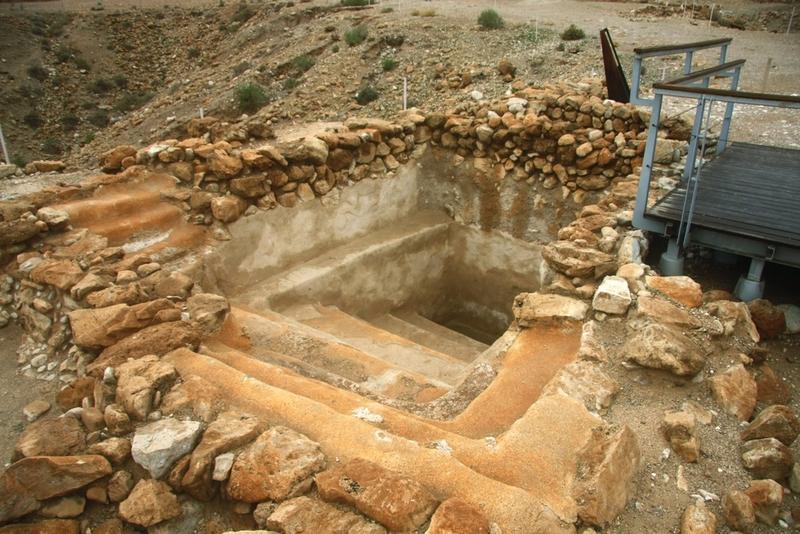 web-qumran-ancient-well-mikhail-semenov-shutterstock.jpg