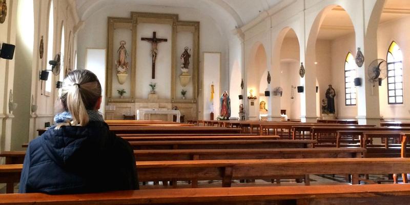 Jeune femme à l'église