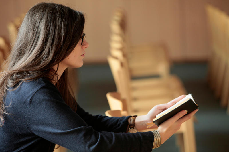 jeune femme lisant la bible