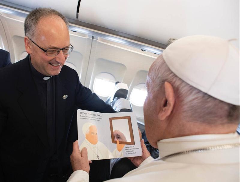 papa-francesco-e-il-libro.jpeg