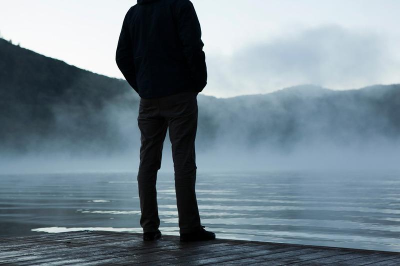 hombre solitario mirando las montañas