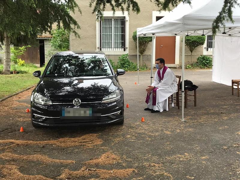 A Limoges, le curé de la paroisse saint Jean Paul II et son vicaire proposent des confession en mode "drive-in", sur un parking.