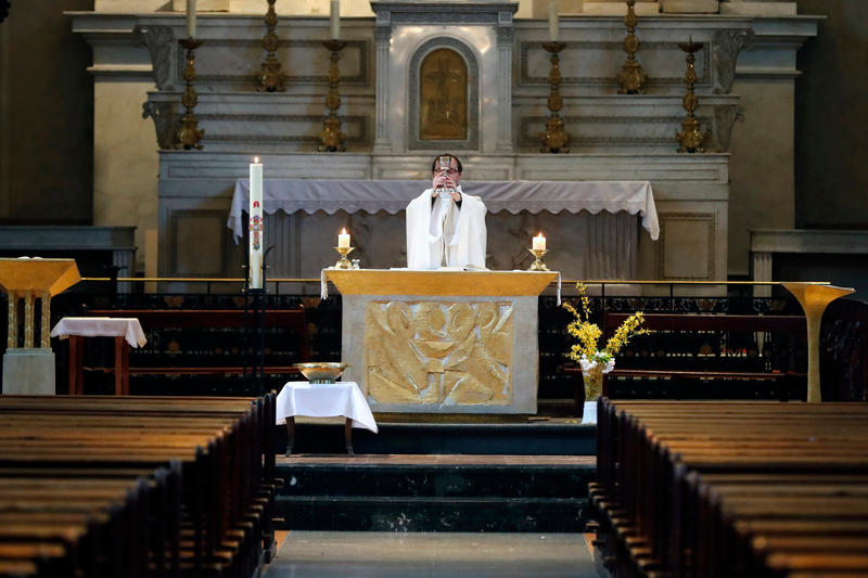 WEB2-MESSE-MASS-confinement-coronavirus-godong-fr114723a.jpg
