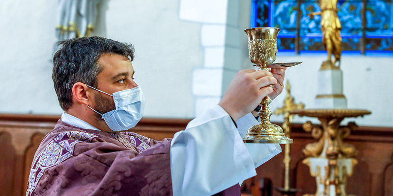 KSIĄDZ W MASECZCE