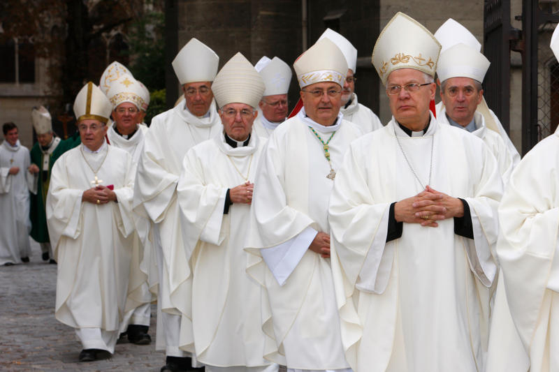 WEB2-BISHOP-EVEQUE-godong-fr425315c.jpg