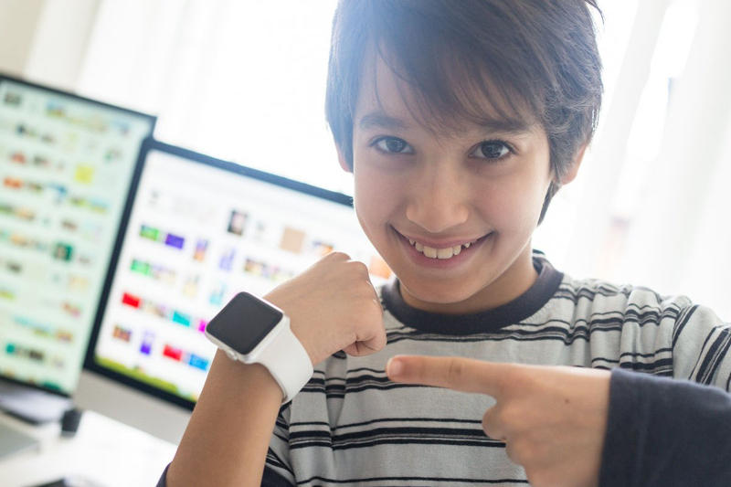 web-09-boy-using-smart-watch-shutterstock_370846652-zurijeta.jpg