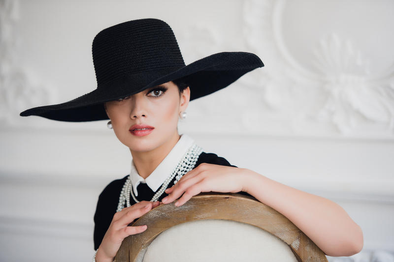 ELEGANT WOMAN 