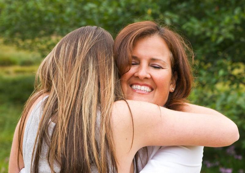 web-teen-doughter-mother-hug-shutterstock_57712411-layland-masuda-ai.jpg