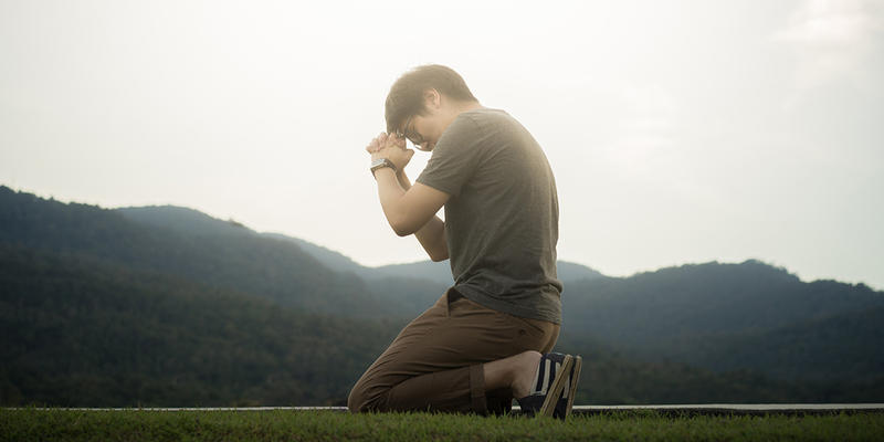 WEB3;MAN;PRAY;MOUNTAINS;FAITH;Shutterstock_727849864;KS01
