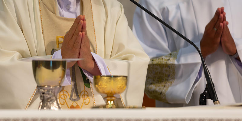 PADRE NO ALTAR DA MISSA