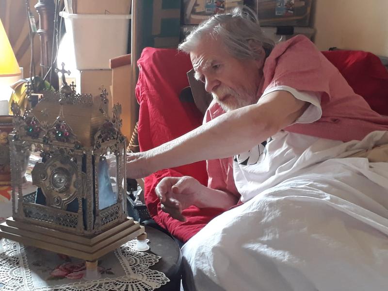 26.07.20_Michael_devant_les_Reliques_de_Petite_Therese-1.jpg