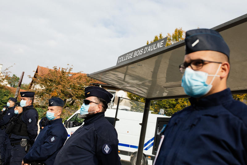 policiers devant le collège
