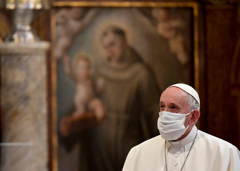 PAPA FRANCISCO USANDO MÁSCARA