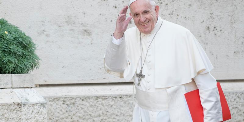 Papa Francesco saluta