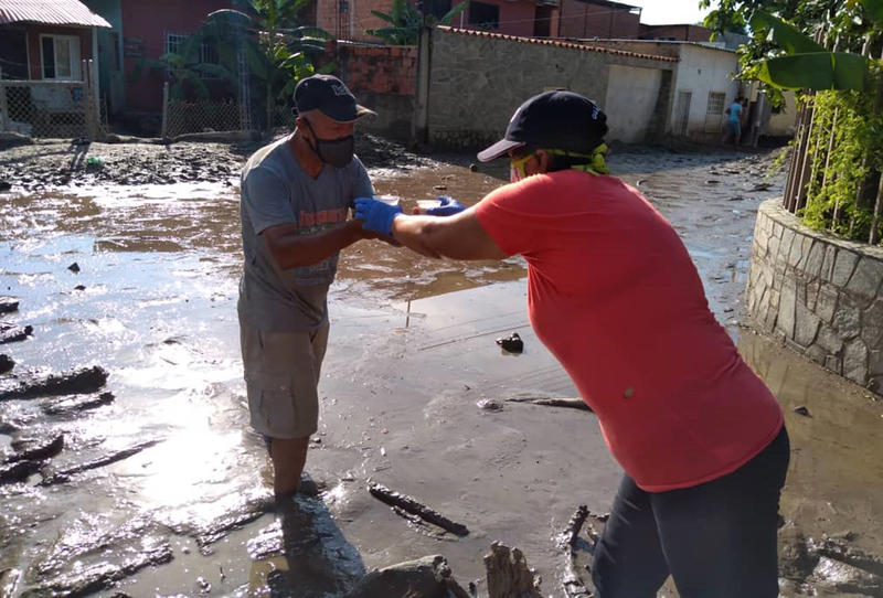 WEB-VENEZUELA-ESPERANZA-CARITAS-01_Trabajo_del_Padre_Chamberlain_en_comunidades_de_Maracay-@pqesperanza.jpg - Aleteia.org | Español - valores con alma para vivir feliz VENEZUELA