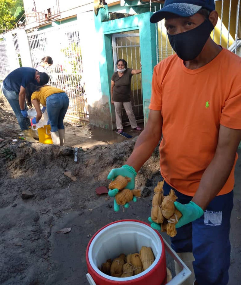 WEB-VENEZUELA-ESPERANZA-CARITAS-3_Trabajo_del_Padre_Chamberlain_en_comunidades_de_Maracay-@pqesperanza.jpg - Aleteia.org | Español - valores con alma para vivir feliz VENEZUELA