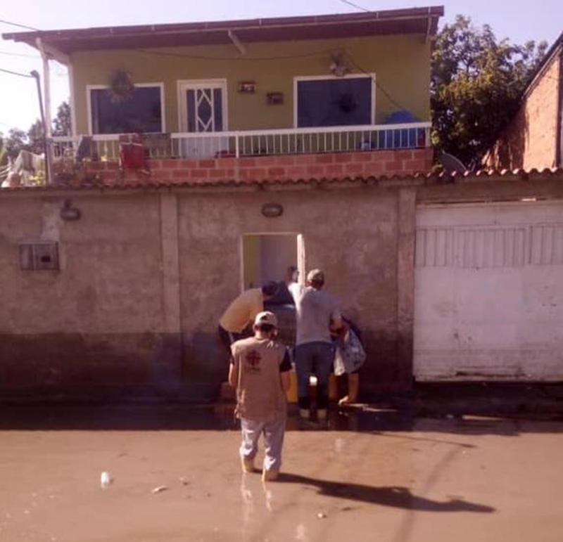 WEB-VENEZUELA-ESPERANZA-CARITAS-4_Trabajo_del_Padre_Chamberlain_en_comunidades_de_Maracay-@pqesperanza.jpg - Aleteia.org | Español - valores con alma para vivir feliz VENEZUELA