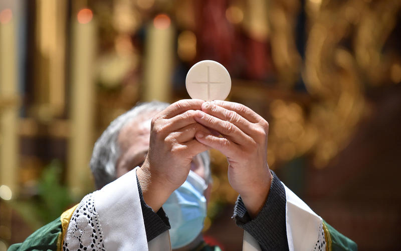 eucharist-mass-priest-mask-tatjana-splichal-druzina.jpg