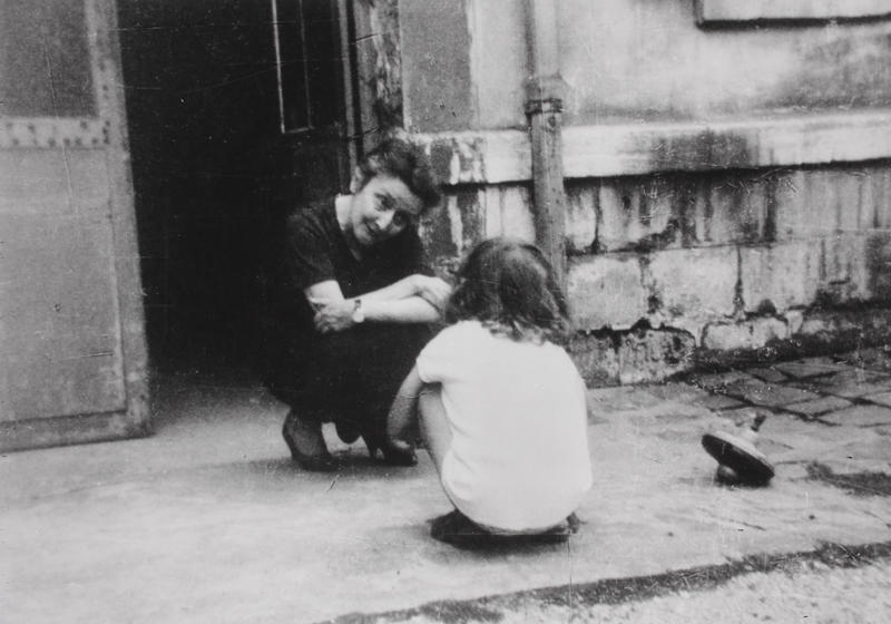 -Amis-de-Madeleine-Delbrel-travaux-photo-J.Faujour-05-24-Madeleine-1964-a-la-toupie-Ivry.jpg
