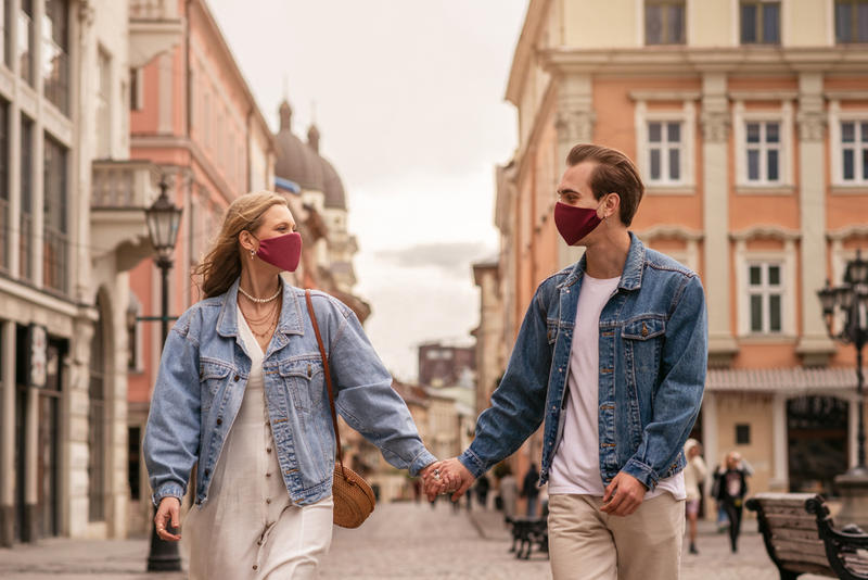 COUPLE WALK COVID