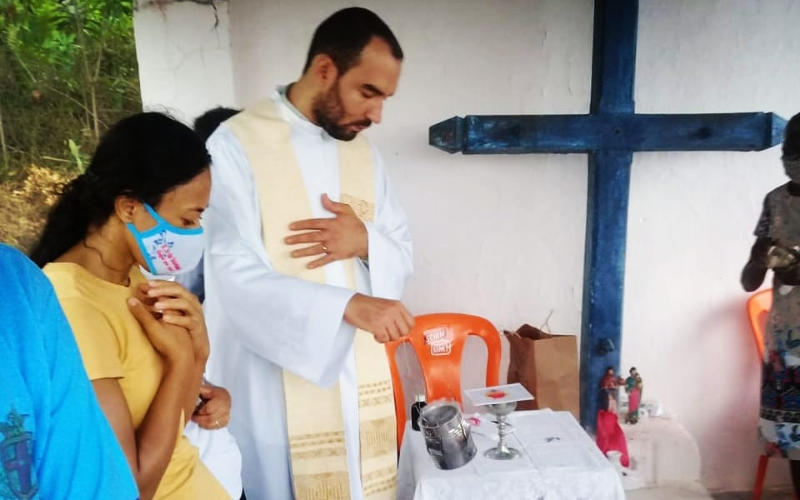 Pe. Gabriel Vila Verde e a lata de leite em pó com incenso