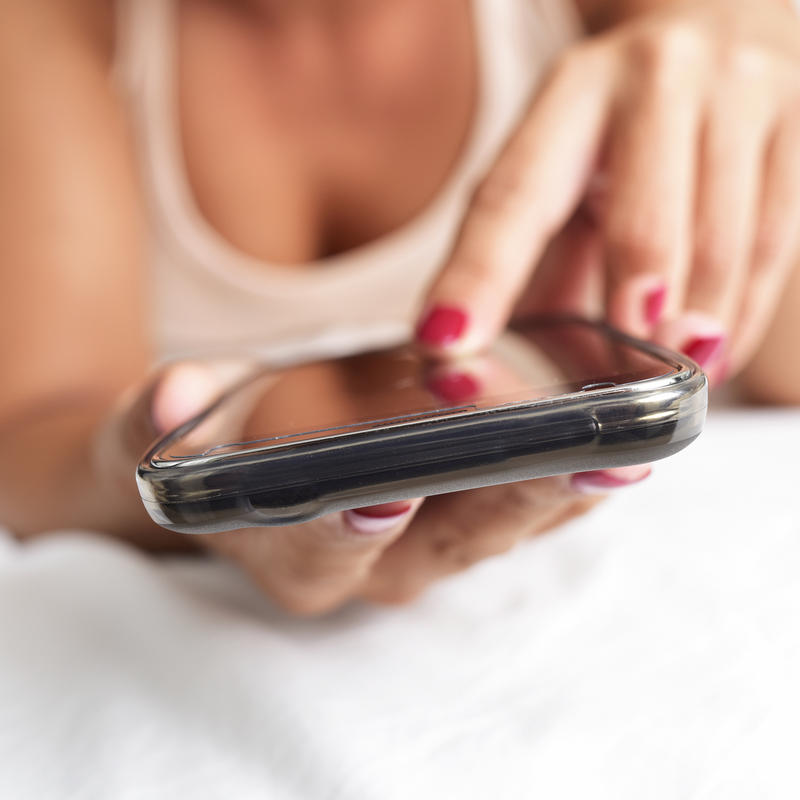 WOMAN; PHONE; CHAT