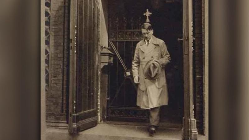 Adolf Hitler wychodzi z kościoła