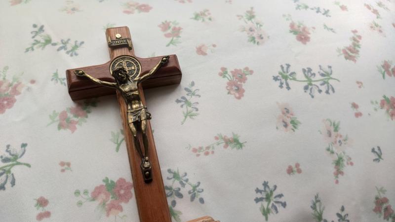Benedyktyński drewniany krucyfiks leży na stole