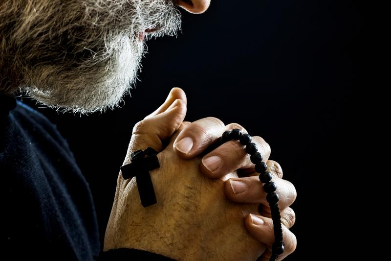 Religioso com terço na mão